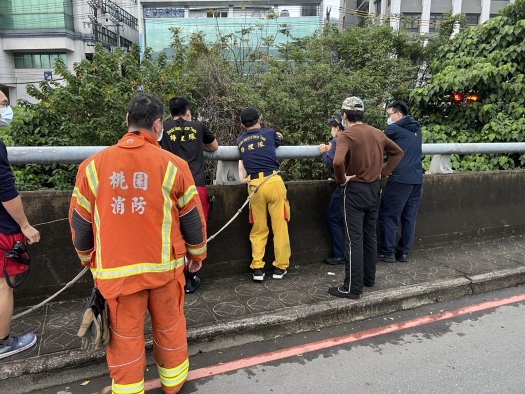 支援警力及消防局人員均到場,於現場做好警戒後,對該男施以柔性勸說請其停止自傷作為
