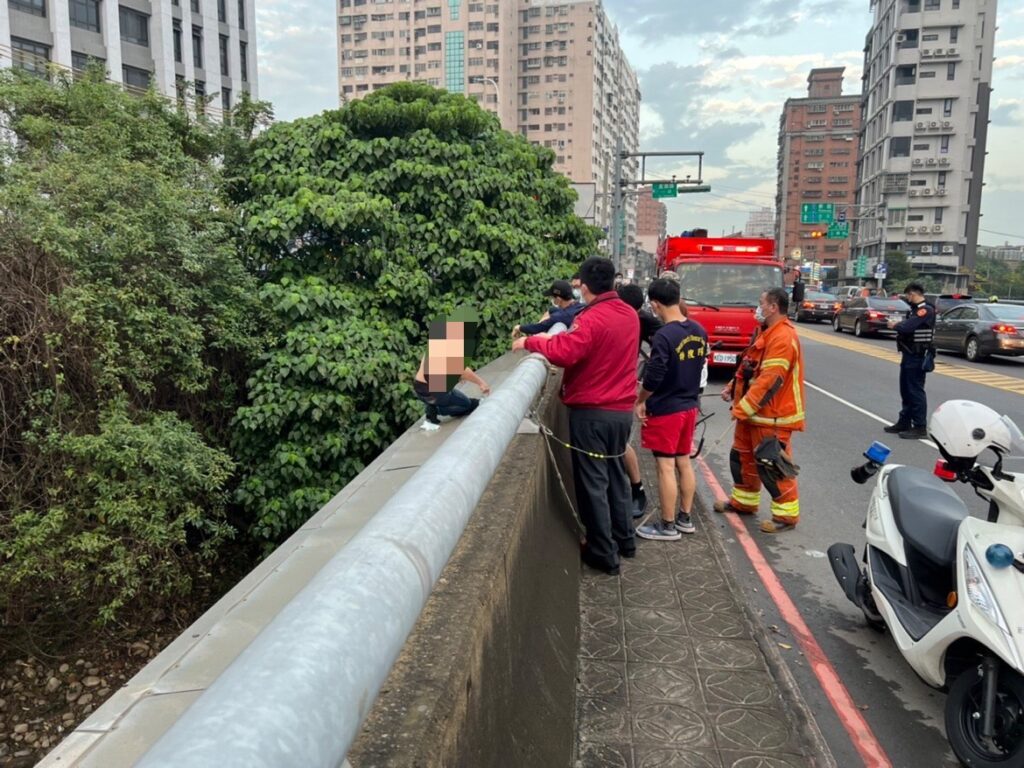 經警方勸導 犯嫌自行爬回路面