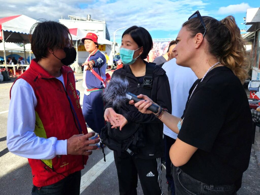 移民署南區事務大隊臺東縣專勤隊應邀參與地方傳統文化盛事，宣導「擴大逾期停(居)留外來人口自行到案專案」，鼓勵逾期外來人口出面到案