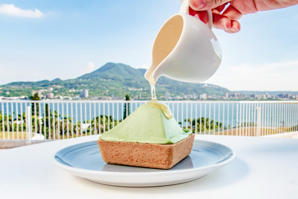 抹茶觀音山造型甜點與迷人山河美景相襯,享受幸福感滿點的午後時光。
