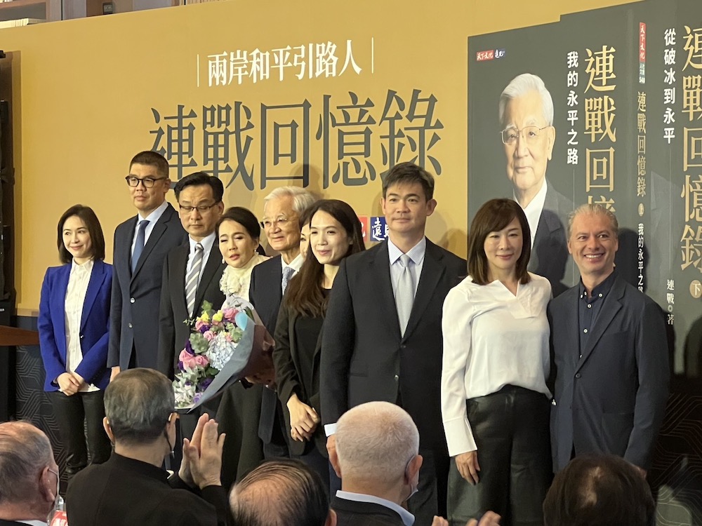 回顧四分之一世紀公門服務歷程 連戰:無愧國家 93 前國民黨主席、前副總統連戰7日發表回憶錄,連戰一家合影。