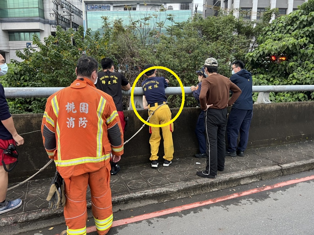 通緝犯拒檢衝橋側 揚言跳河警消戒備勸阻46歲男 77 S 5660783