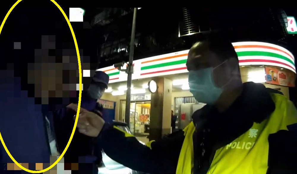 太誇張 超商廁所吸毒一臉白粉露餡遭警逮 73 697392