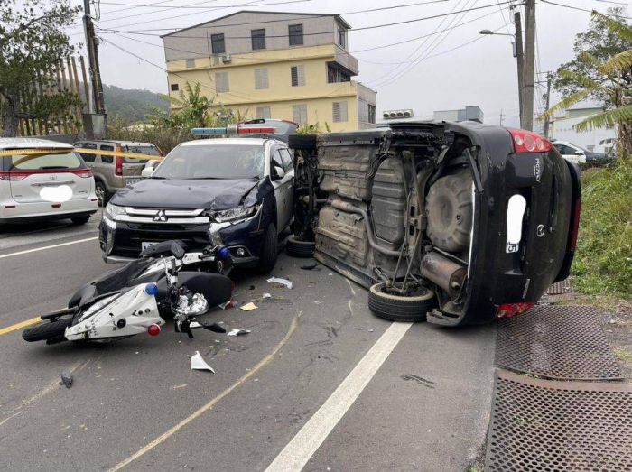 苗栗警匪追逐 警開4槍射破輪胎嫌犯翻車輕傷