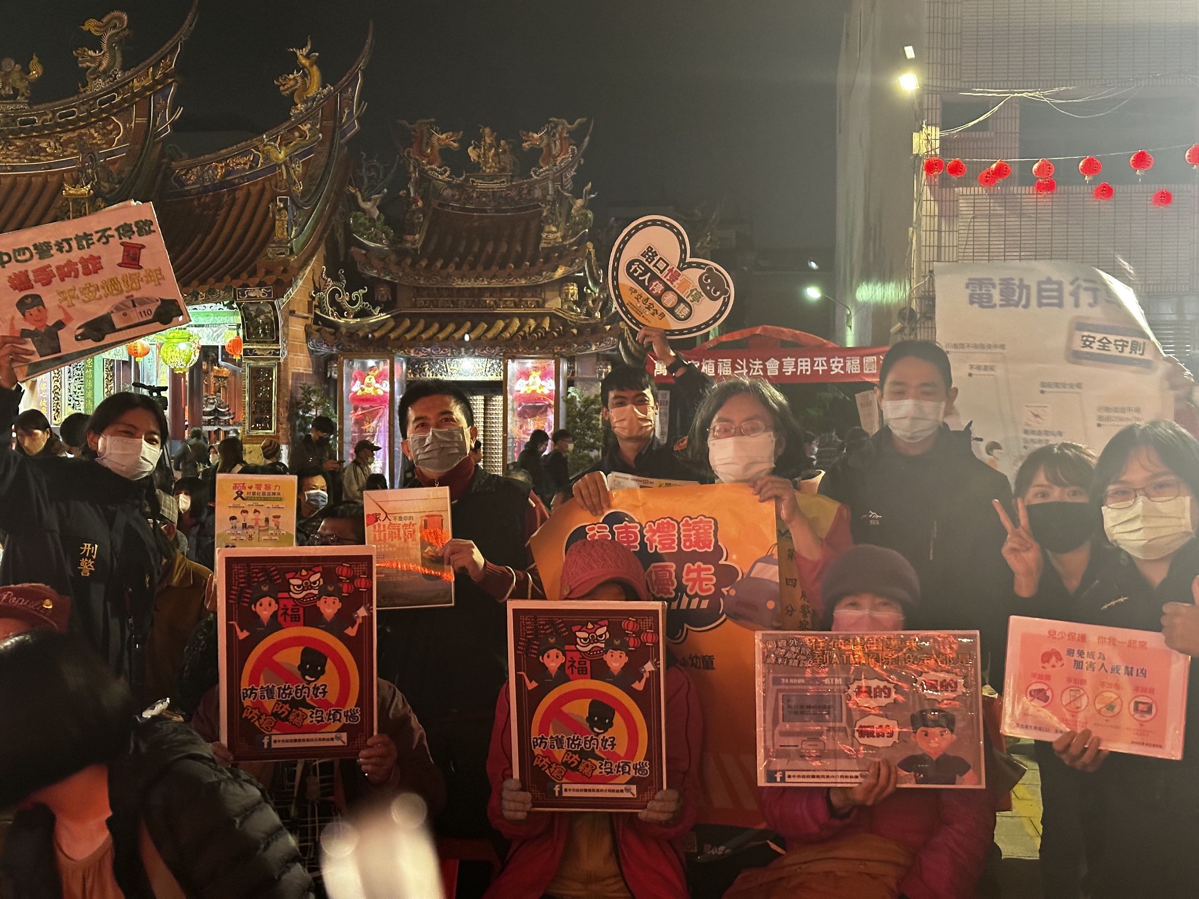 中市警四分局動員近百警力投入交通疏導管制及設置攤位向民眾進行交通安全及犯罪預防宣導,深獲地方肯定及好評。(圖/記者謝榮浤翻攝)