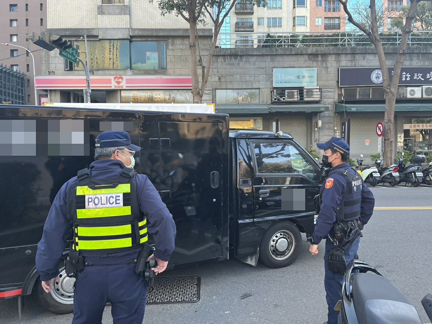 中市警四分局日前受保全業者委託平安運送鉅款至某銀行金庫存放。(圖/記者謝榮浤翻攝)