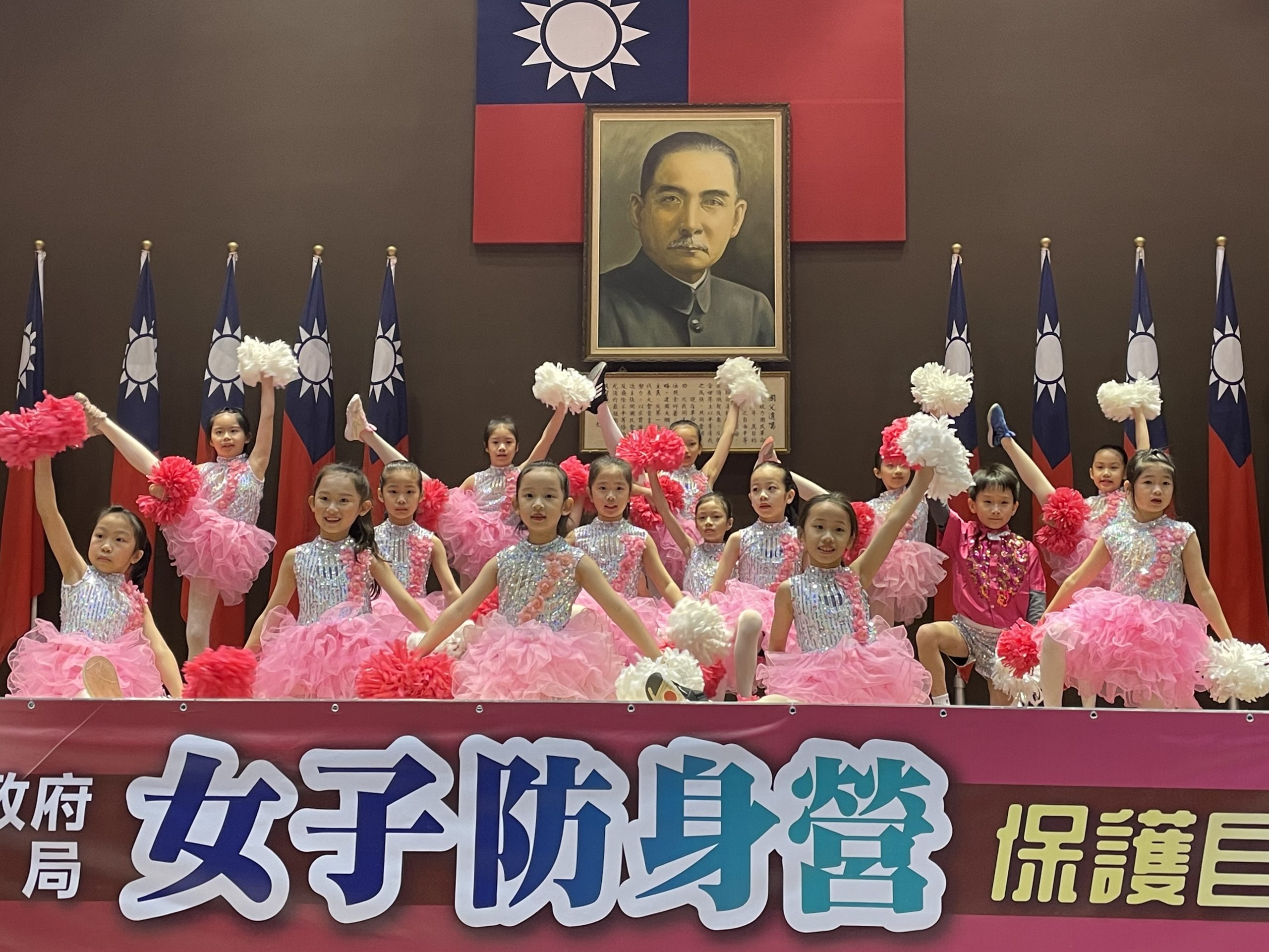 本次防身營活動由可愛的小朋友們組成的活力啦啦隊表演展開,幫學員們加油打氣。(圖/記者林㤈輝翻攝)