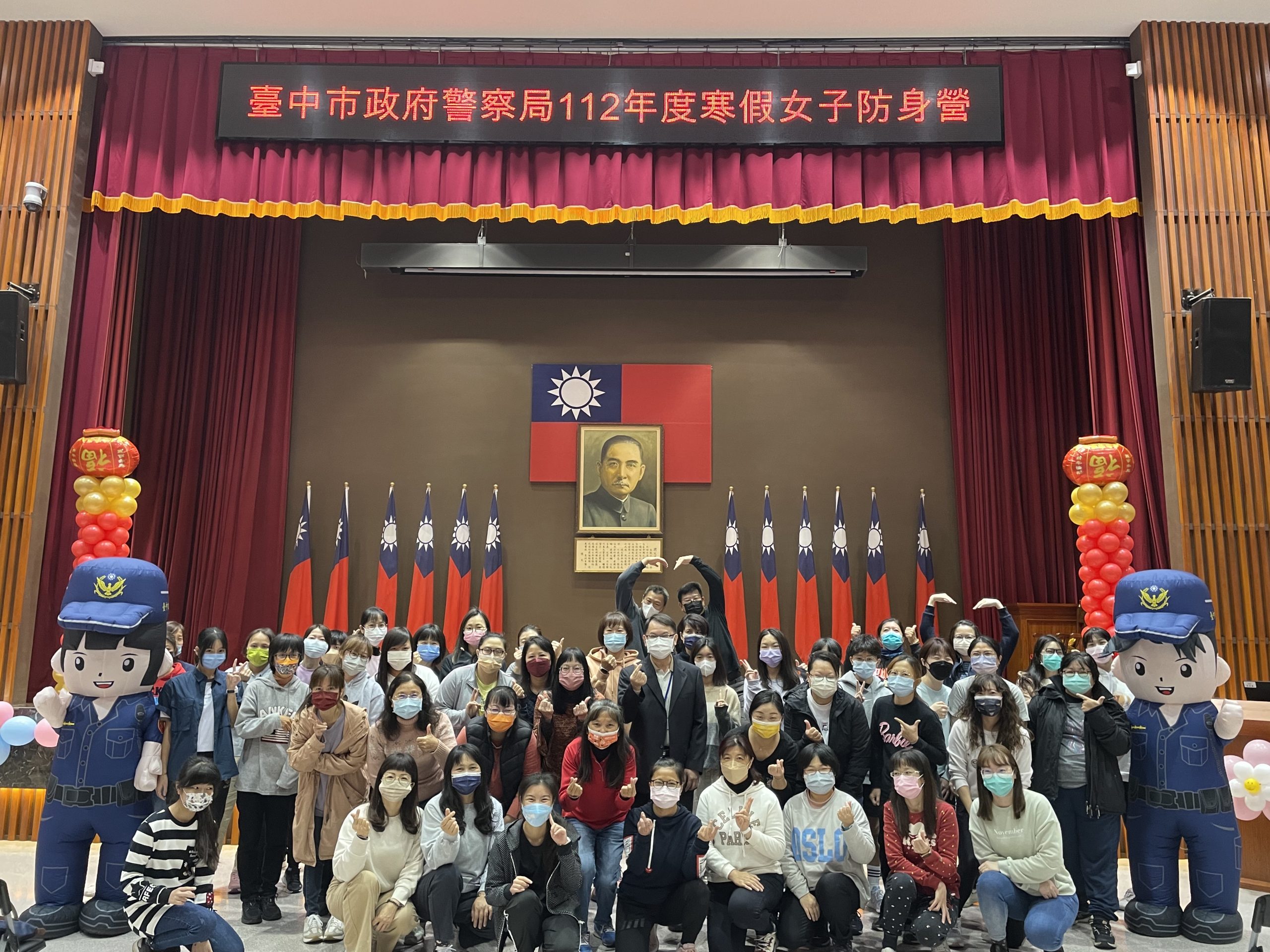 學員們與婦幼隊隊長許正懋及吉祥物yo yo、樂樂大合照。(圖/記者林㤈輝翻攝)