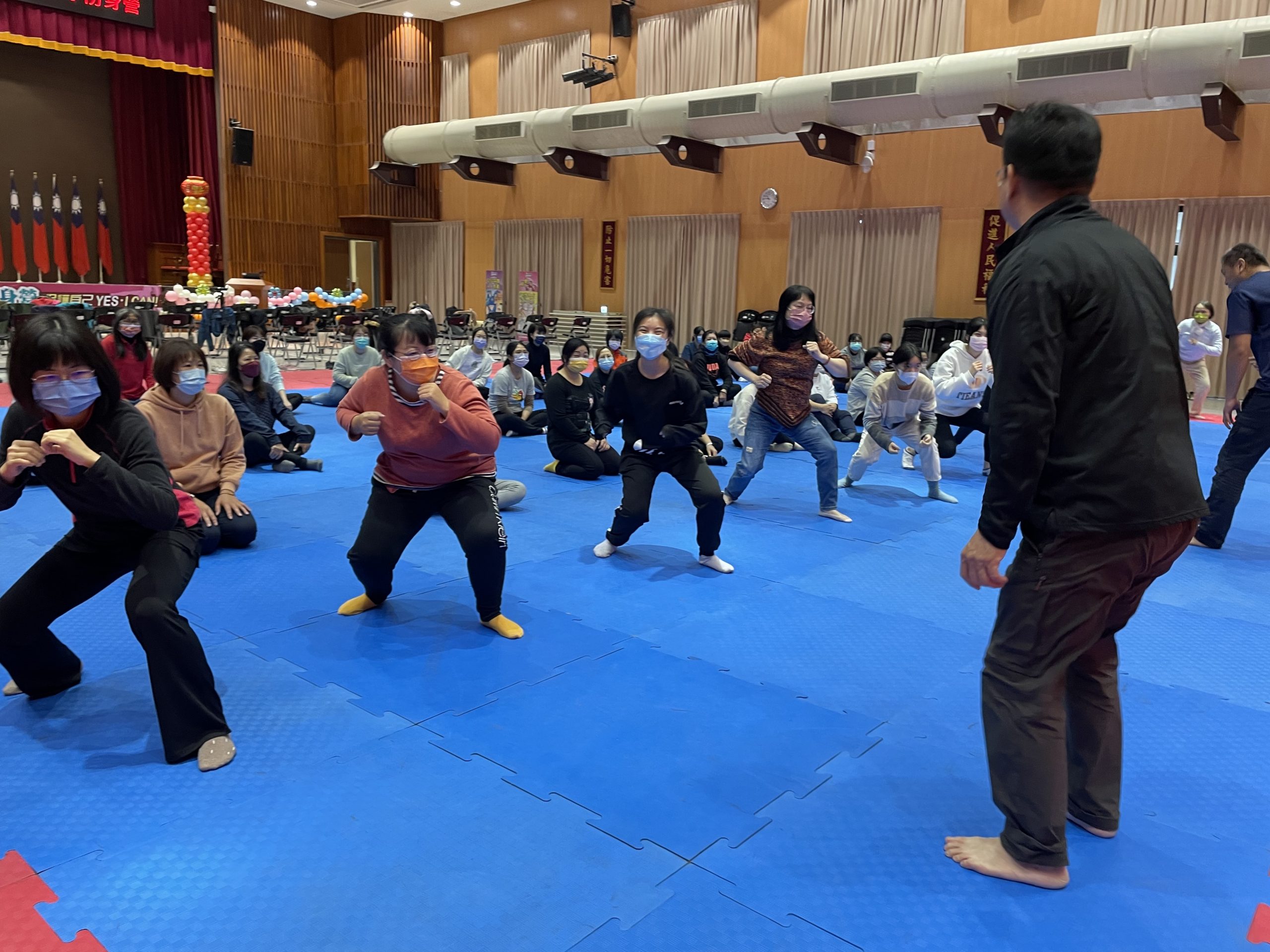 學員們認真練習教官所教授的防身術。(圖/記者林㤈輝翻攝)