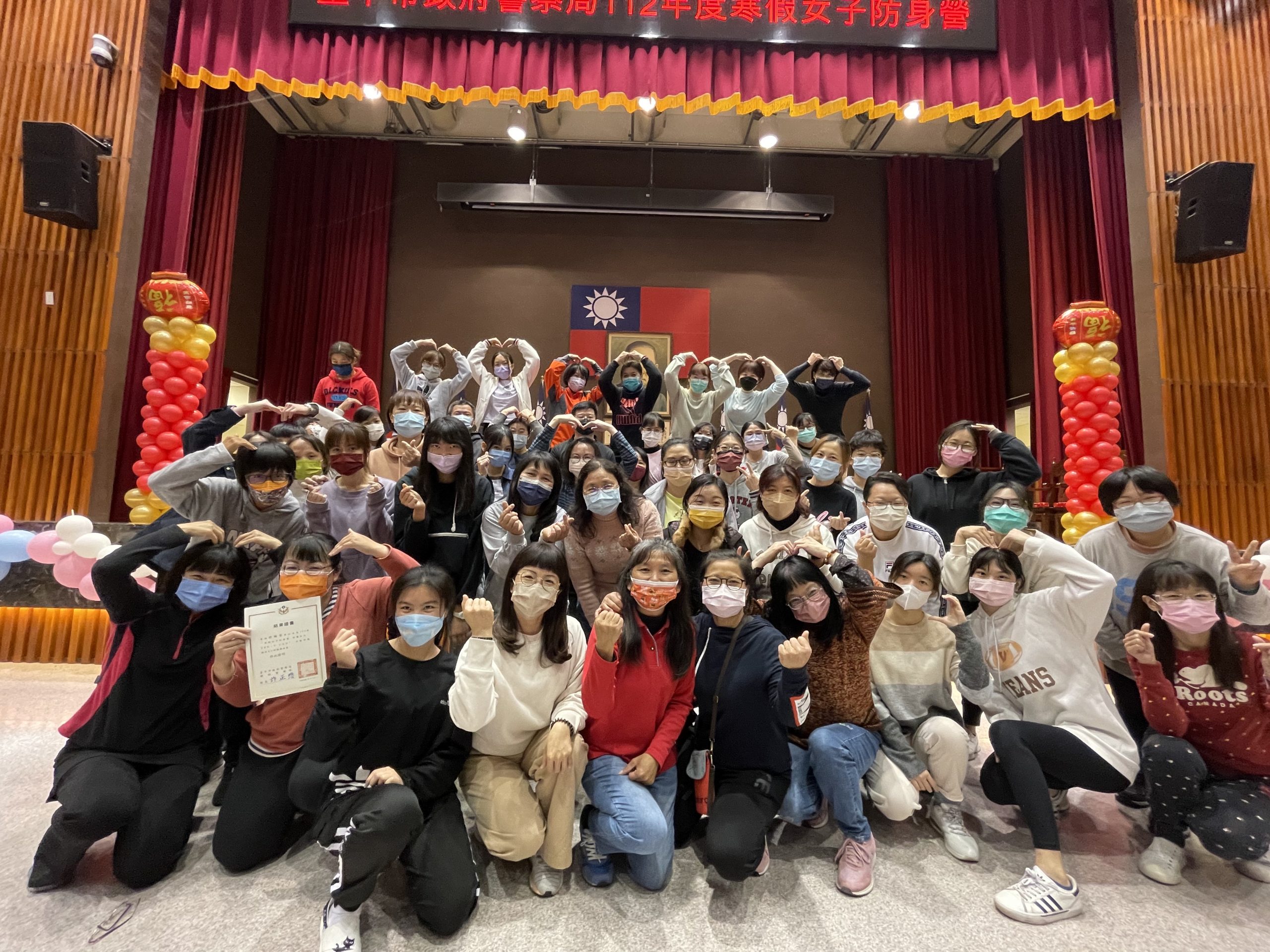 由於中市警婦幼隊用心,拿到結業證書的學員直呼參加這個活動真是太值得了,希望以後還有機會能再參加。(圖/記者林㤈輝翻攝)