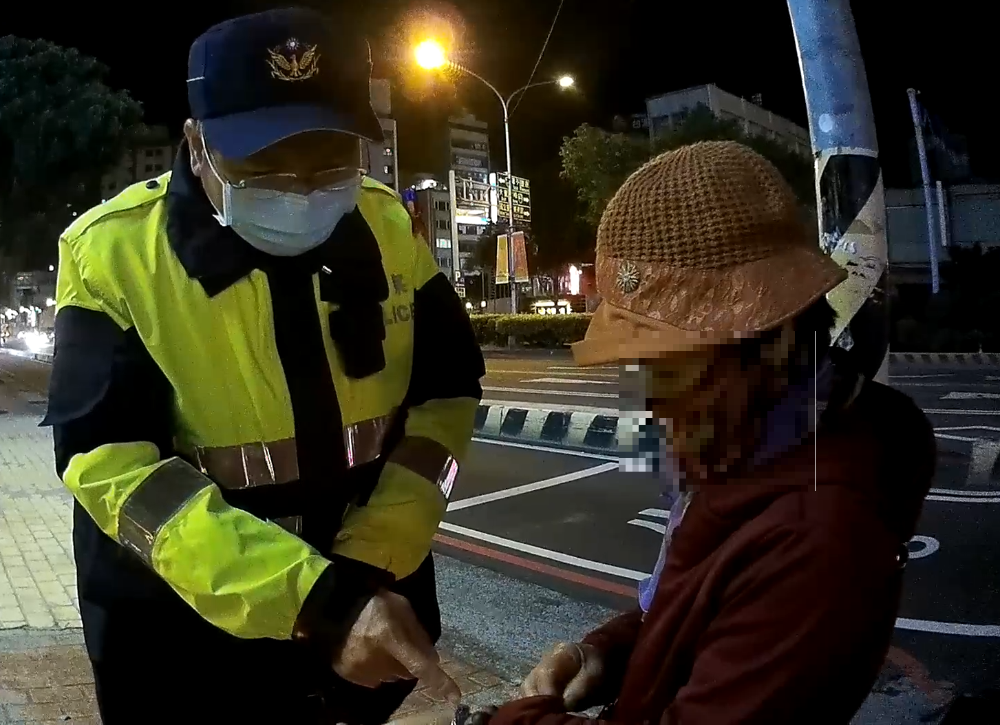 中市警一分局日前助外出迷路七旬婦返家,深獲民眾好評。(圖/記者謝榮浤翻攝)