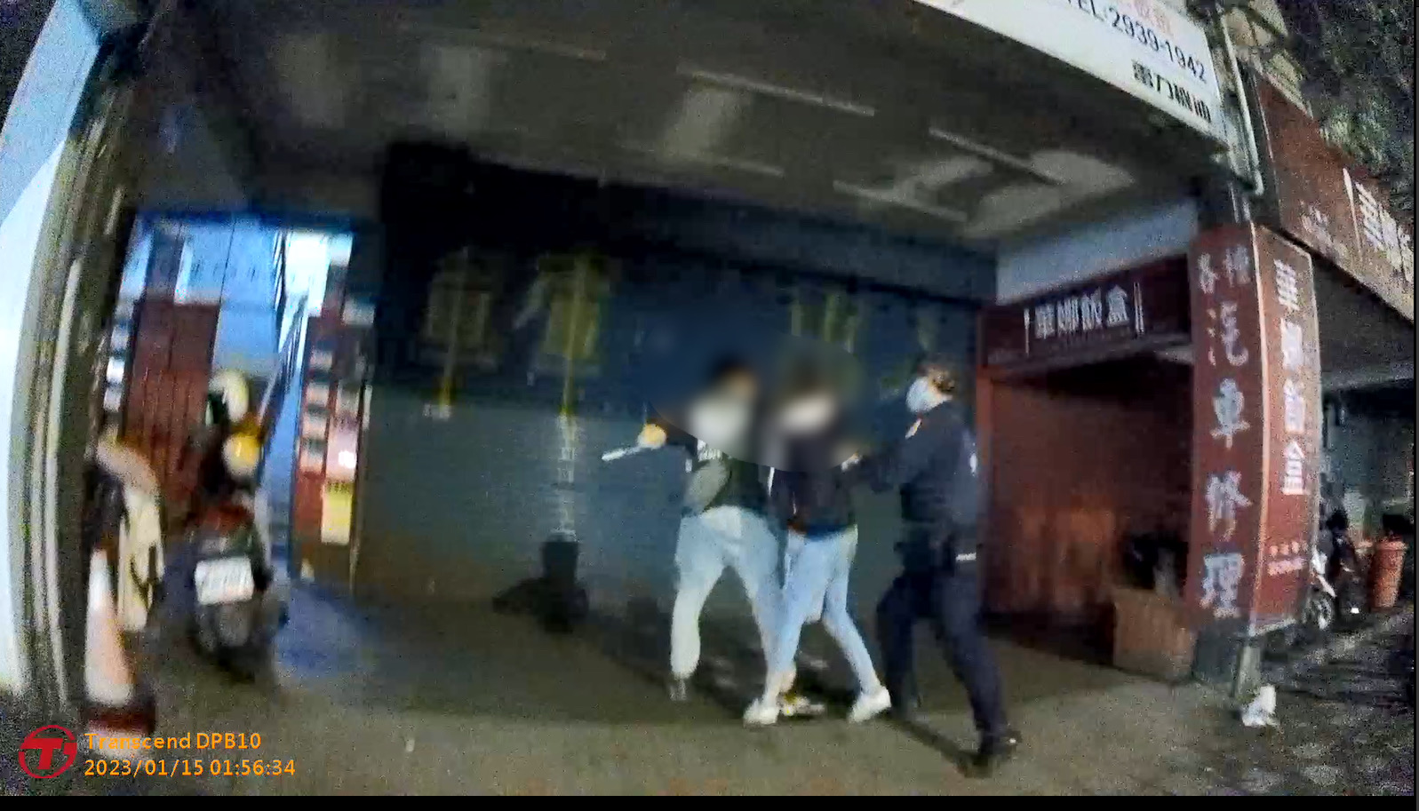 木新所員警黃理顯(左)、駱泉佑(右)即時阻止一起酒醉暴力事件。(記者吳萍翻攝)