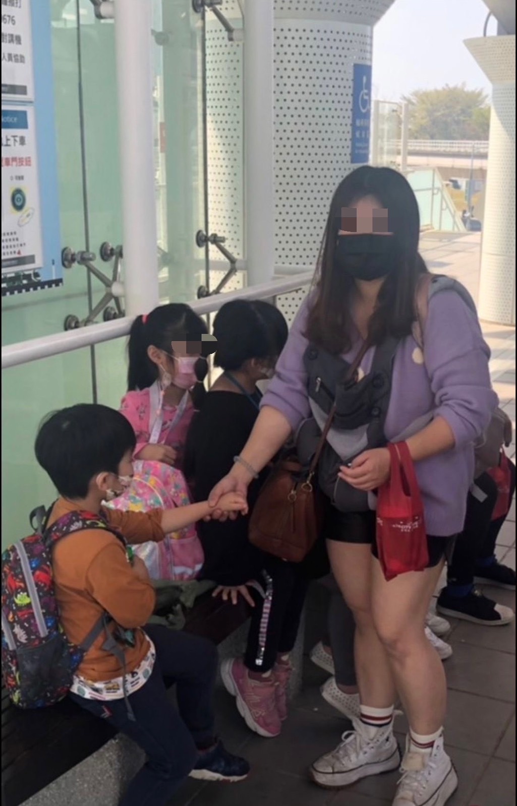 男童手指卡輕軌座椅警消到場協助