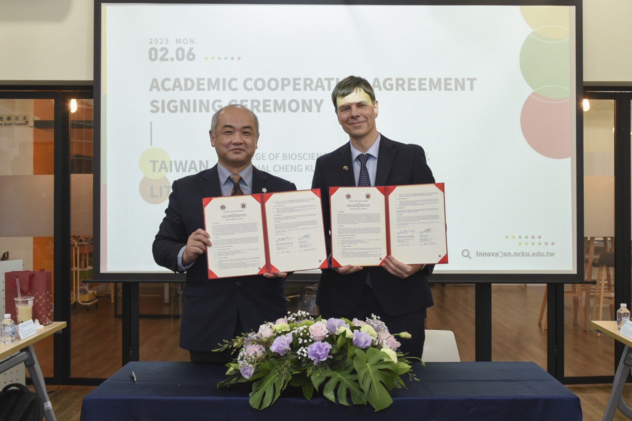 成大生科學院院長王育民(左)與立陶宛維爾紐斯大學生物化學與生命科學中心主任Dau...