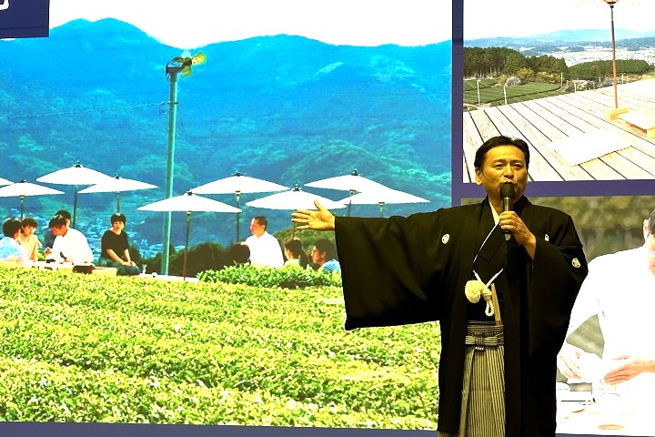 佐賀縣長山口祥義介紹近年一席難求的優雅版嬉野茶席。 圖:蔡雅雯/攝