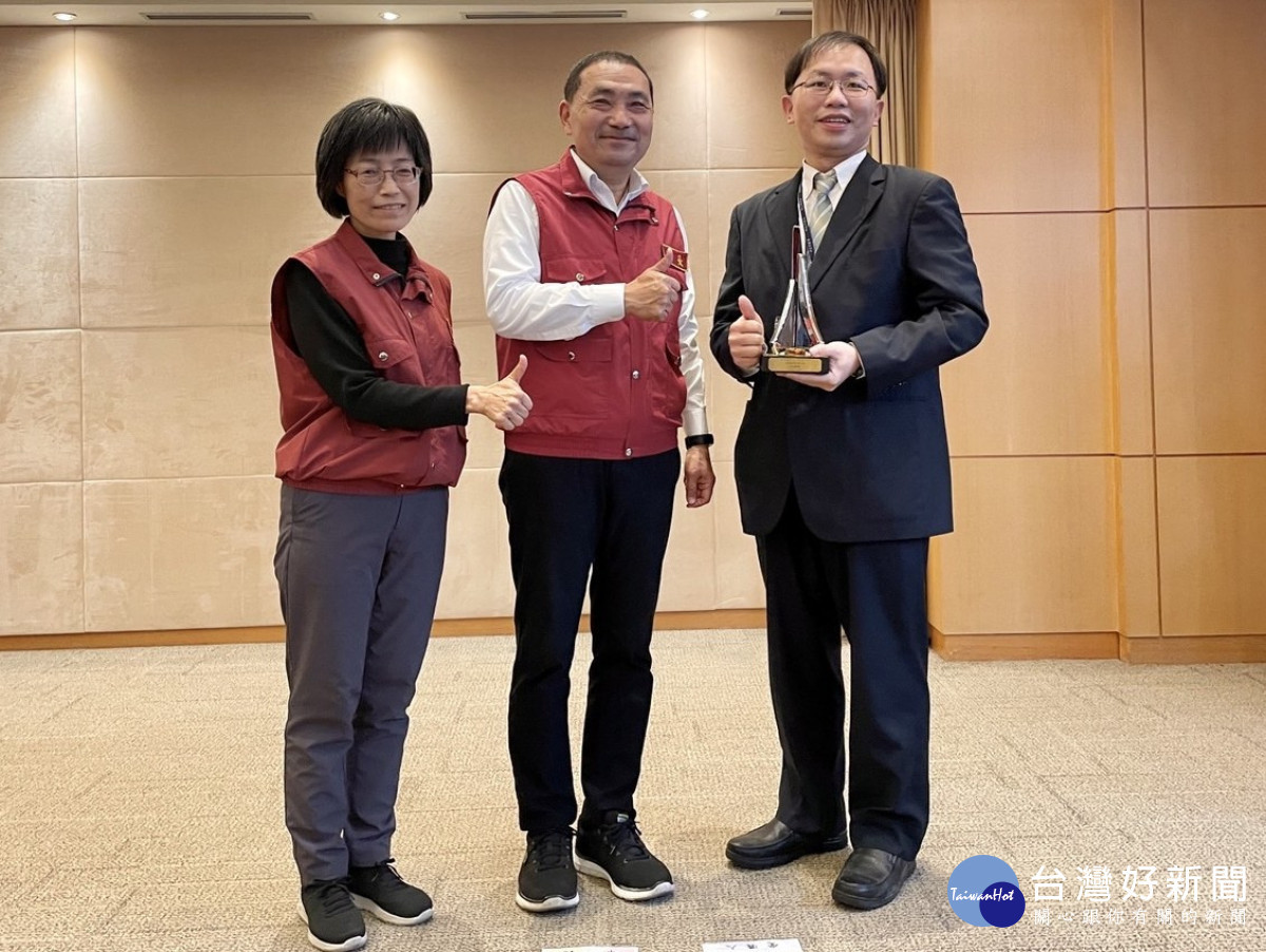 工務局長祝惠美(左)及新工處副處長鄭立輝(右)將金質獎中的「特別貢獻獎」獻給新北市長侯友宜(中
