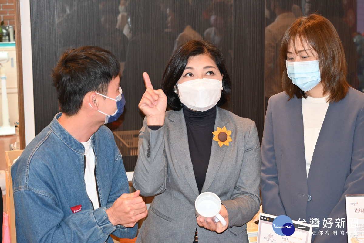 青年創業家向雲林縣長張麗善(中)、允能風力發電股份有限公司董事長王雲怡(右)說明創業過程與內容/陳致愷攝影
