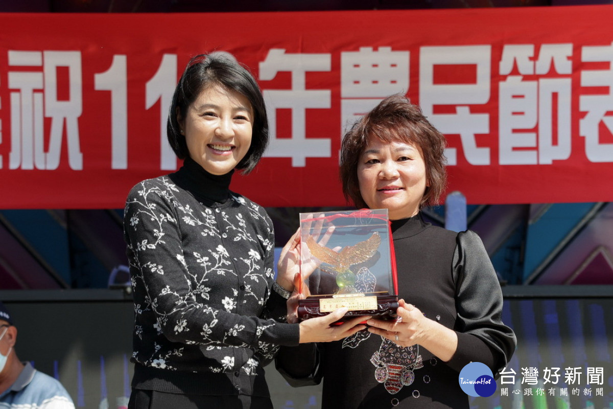 縣長代表農會頒發獎狀及獎金表揚年度銷售金額最高及件數最多的郭文昌(由其妻代理受獎)