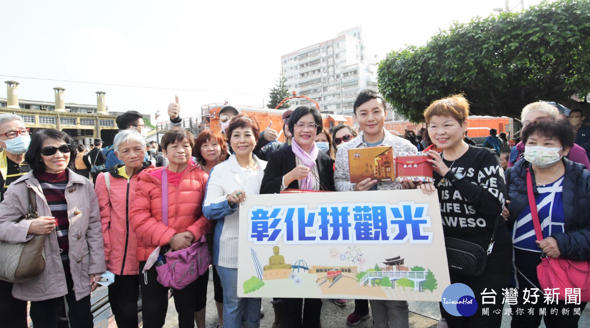 縣長王惠美贈送伴手禮。圖/記者鄧富珍攝