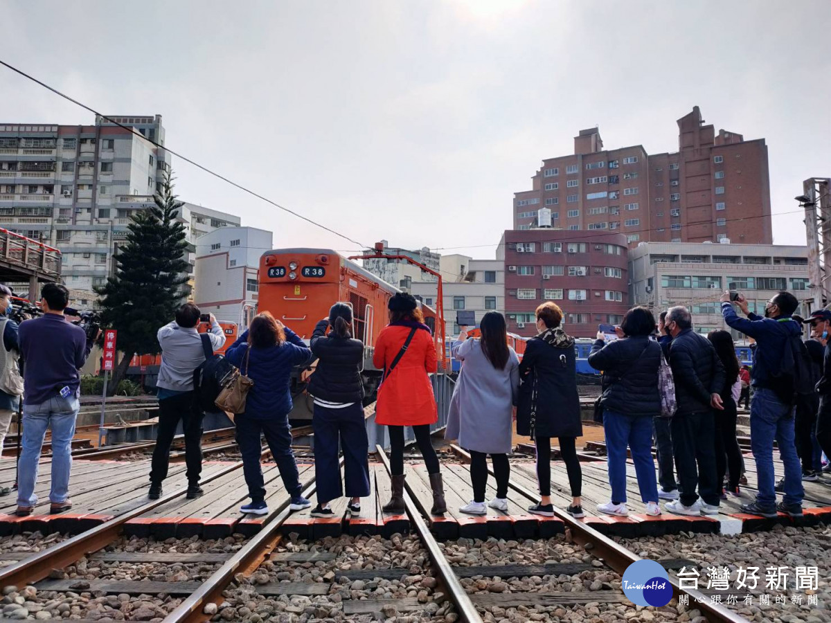 來自新加坡250人旅客參觀善行車庫。圖/記者鄧富珍攝