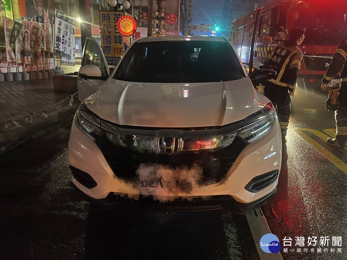 醉男撞車肇逃又拒捕,遭警制伏。
