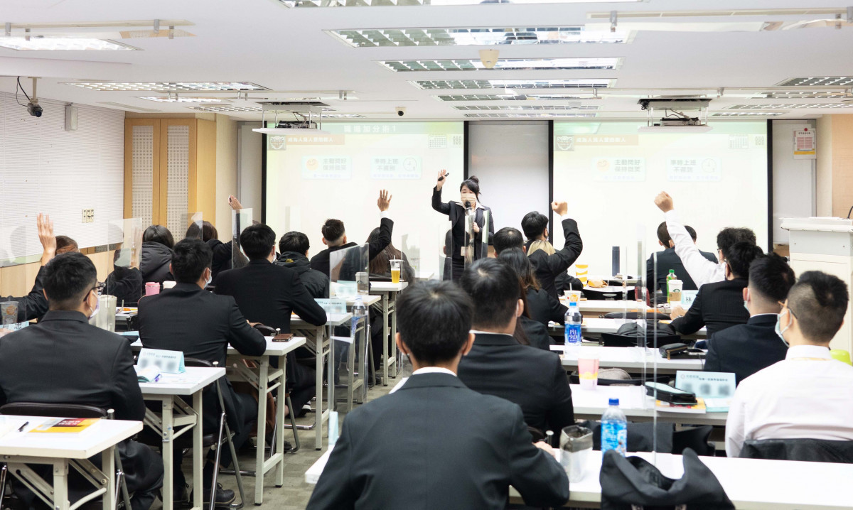 除了保障收入,永慶房屋也提供完整教育訓練,每位新人更有專屬的「師父」一對一指導,助菜鳥變達人。