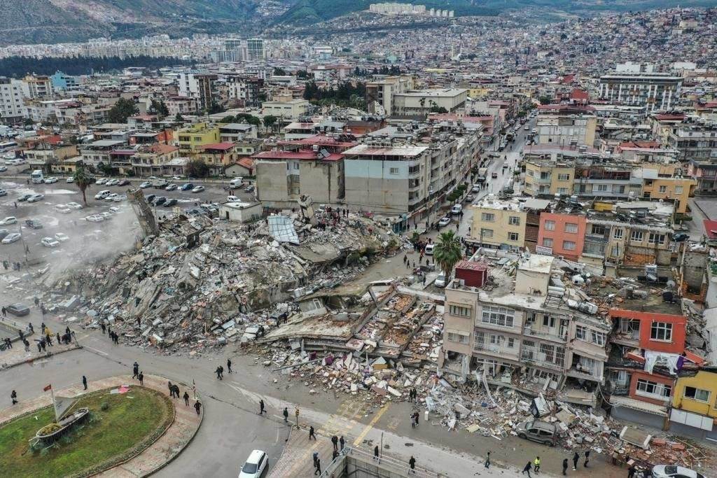 土耳其近日發生數起強震,導致上千人罹難、多棟建築倒塌。臺灣雷伊漢勒世界公民中心提供