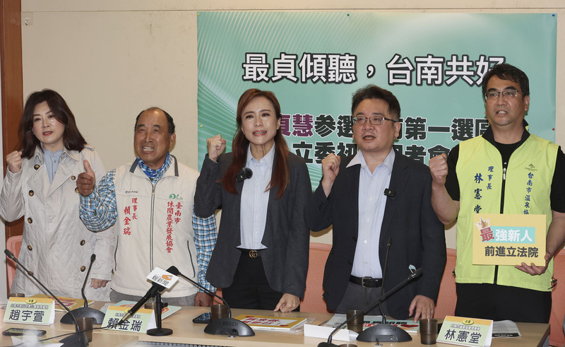  前台南觀旅局長郭貞慧（中）開黨內第一槍，投入台南市第一選區立委初選，挑戰現任立委賴惠員。中央社