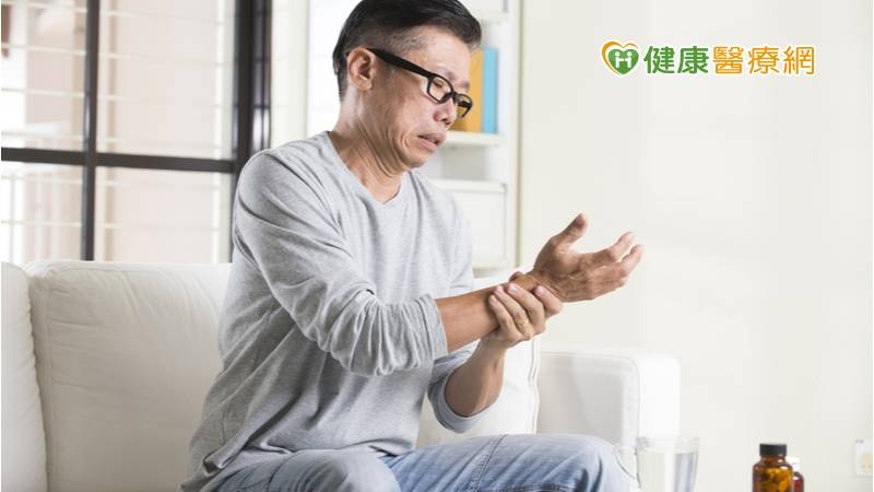 中年男吃飯筷子拿不穩  　竟是糖尿病惹禍