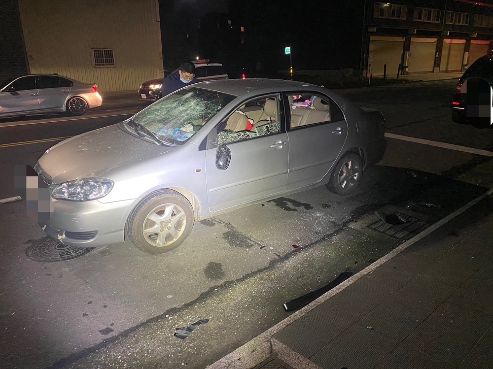 疑30萬債務揪友清晨砸車 新北警鎖定10車惡煞送辦 88 S 14688509