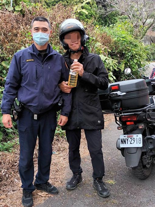 上山賞櫻車沒油警救援 民眾備感溫馨