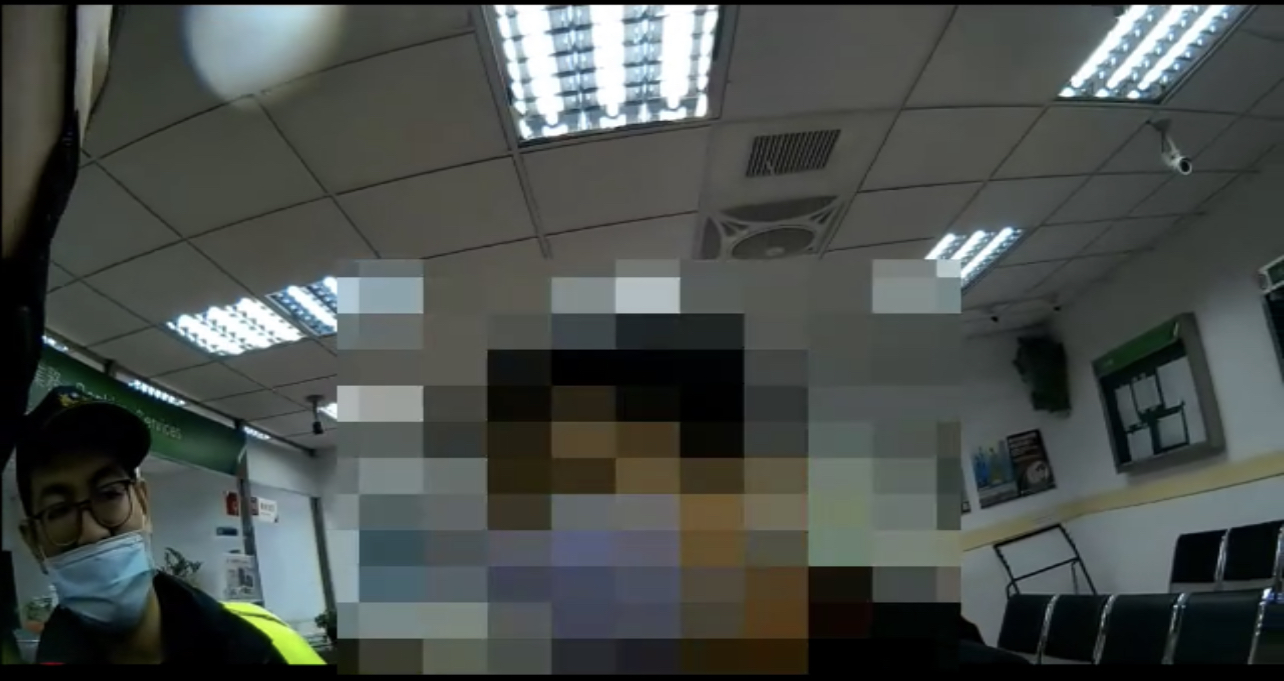 淡水警即時到郵局阻止老婦匯款受騙。(記者戴昱弘翻攝)
