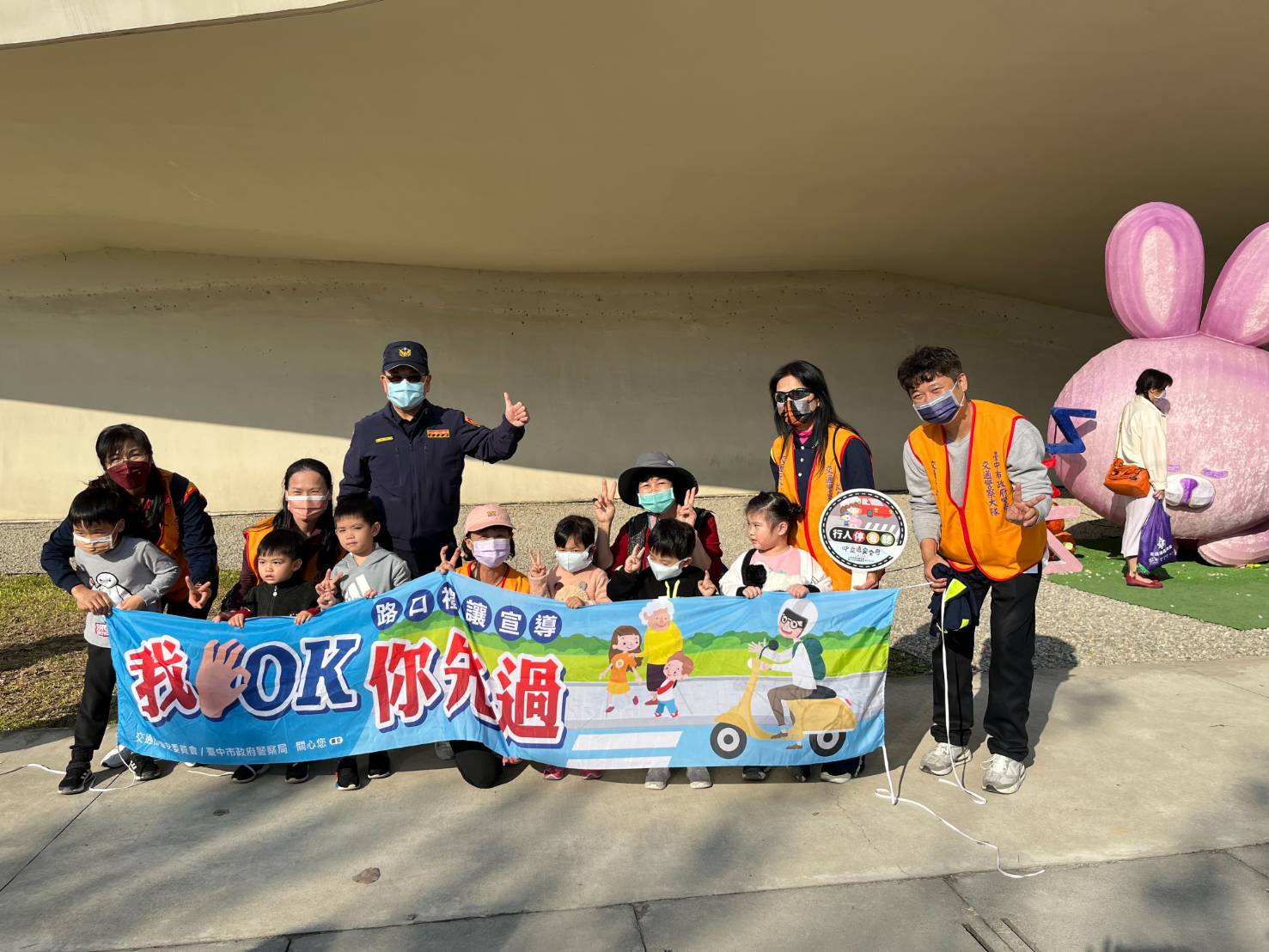 中市警交大及志工中隊於燈會期間加強交通安全宣導期望透過宣導降低交通事故。(圖/記者林㤈輝翻攝) 