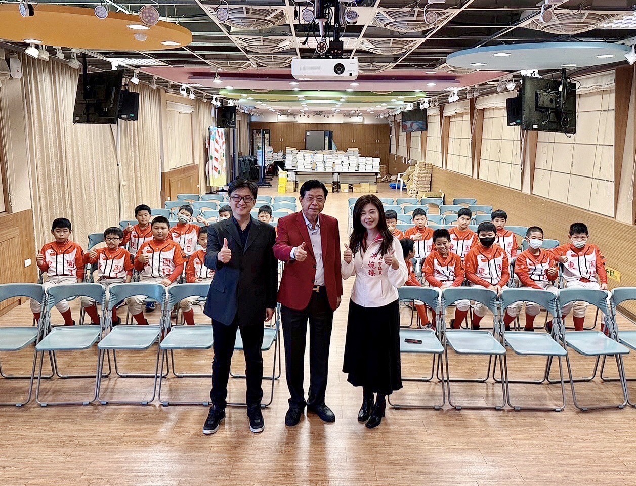 台北市議員洪婉臻受到弘久社會關懷協會榮譽理事長洪奇昌的邀請參加按摩儀捐贈儀式。(圖/洪婉臻提供)