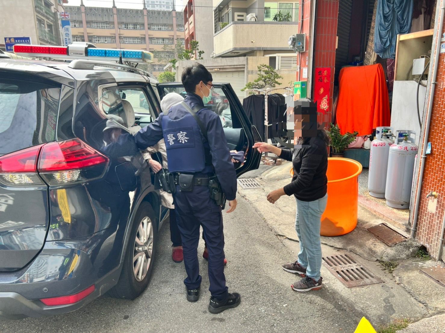 中市警四分局日前助買菜迷航八旬婦人返家。(圖/記者謝榮浤翻攝)