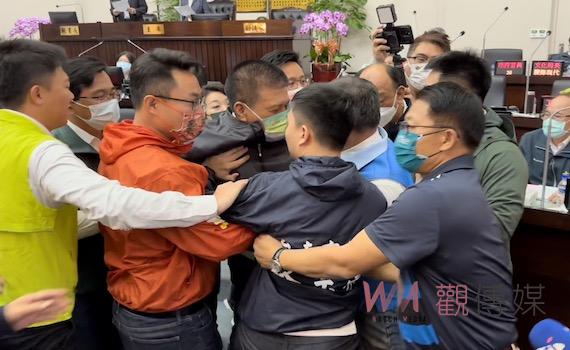 邱莉莉首擔任主席    台南市議會臨時會爆發肢體推擠