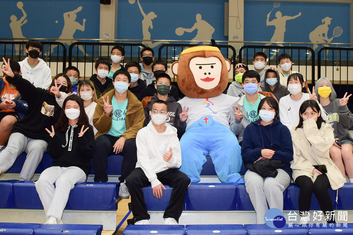 112年全國大專校院運動會吉祥物「樂學猿」亮相,吸引學生拍照合影。