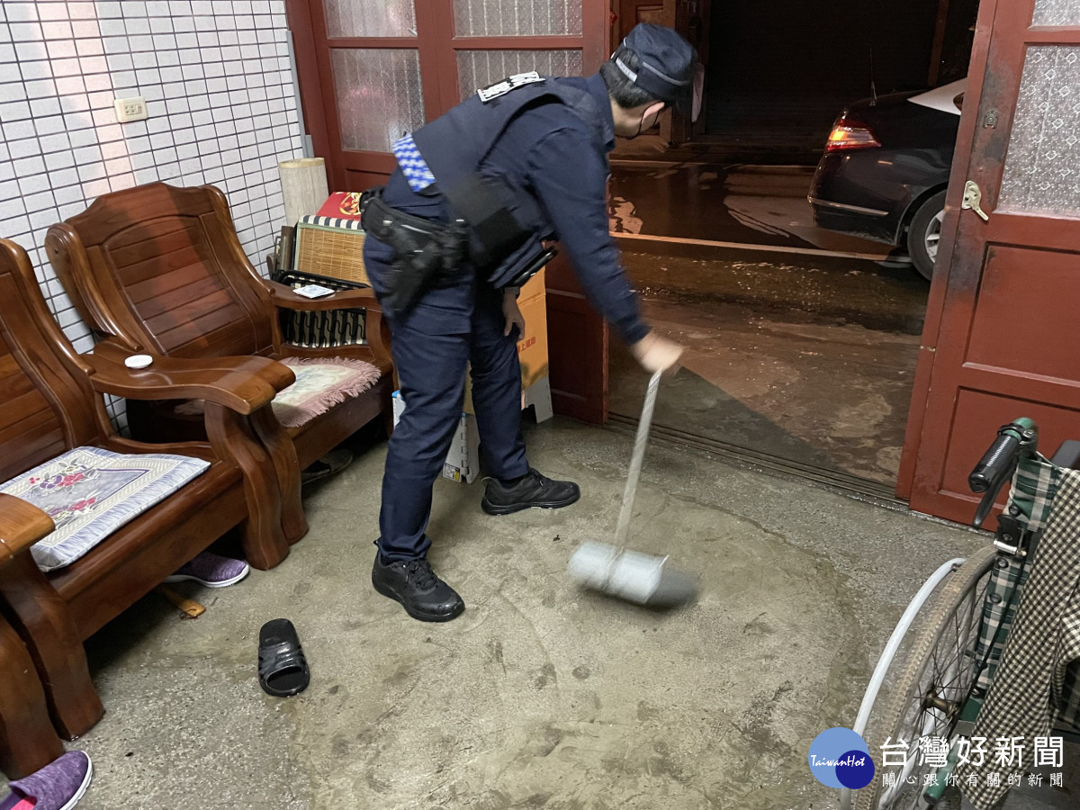 7旬翁半夜如廁摔傷撞破水管，警方協助救援。<br /><br /> <br /><br /> 