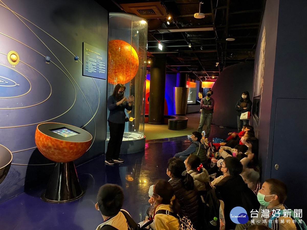 東山國小宇宙探索雙語冬令營 透過英語跨域的學習遨遊在宇宙