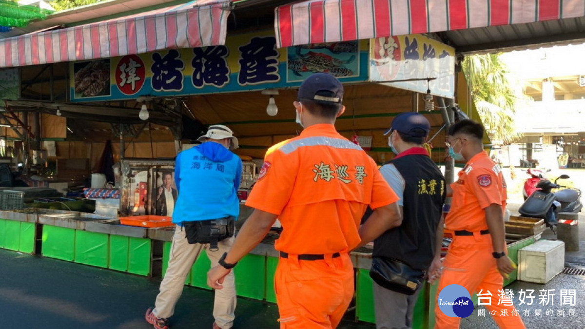 ▲海洋局會同漁業署到蚵子寮漁港及興達港漁市巡查及宣導。(圖/記者 許高祥 翻攝)
