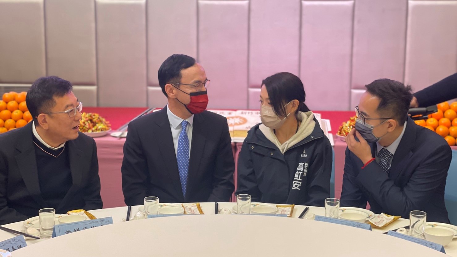 朱立倫與高虹安同桌出席團拜,互動密切。國民黨提供