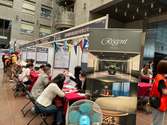 圖1 知名企業於各就服站舉辦現場徵才活動