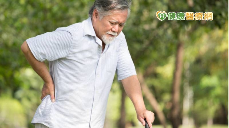 7旬翁不明原因背痛 就醫檢查竟是骨鬆致「壓迫性骨折」