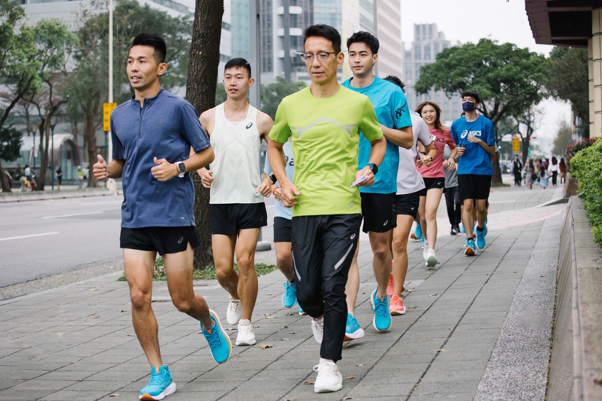 品牌大使林敬倫、ASICS長跑選手曾廷瑋、跑步教練梁哲睿、體育主播田鴻魁與愛跑步那個薇安齊聚一堂