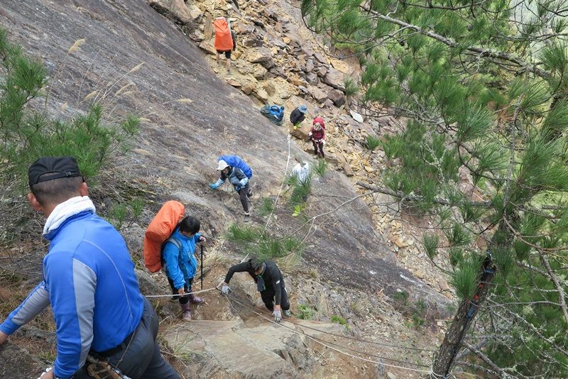 南投林管處水里工作站森林護管員協助師生通過郡大林道39.5公里大崩壁。(圖/林務局南投林管處)