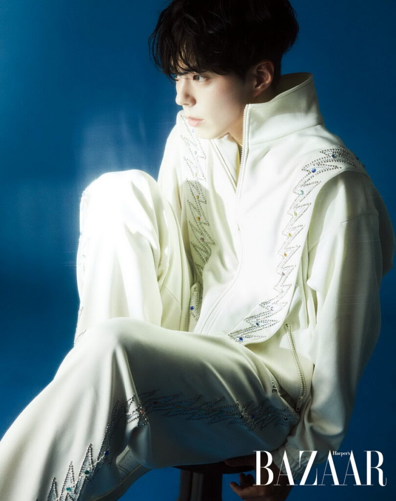 夾克、褲,Celine Homme by Hedi Slimane。(照片轉載自「《Harper’s BAZAAR》國際中文版」)