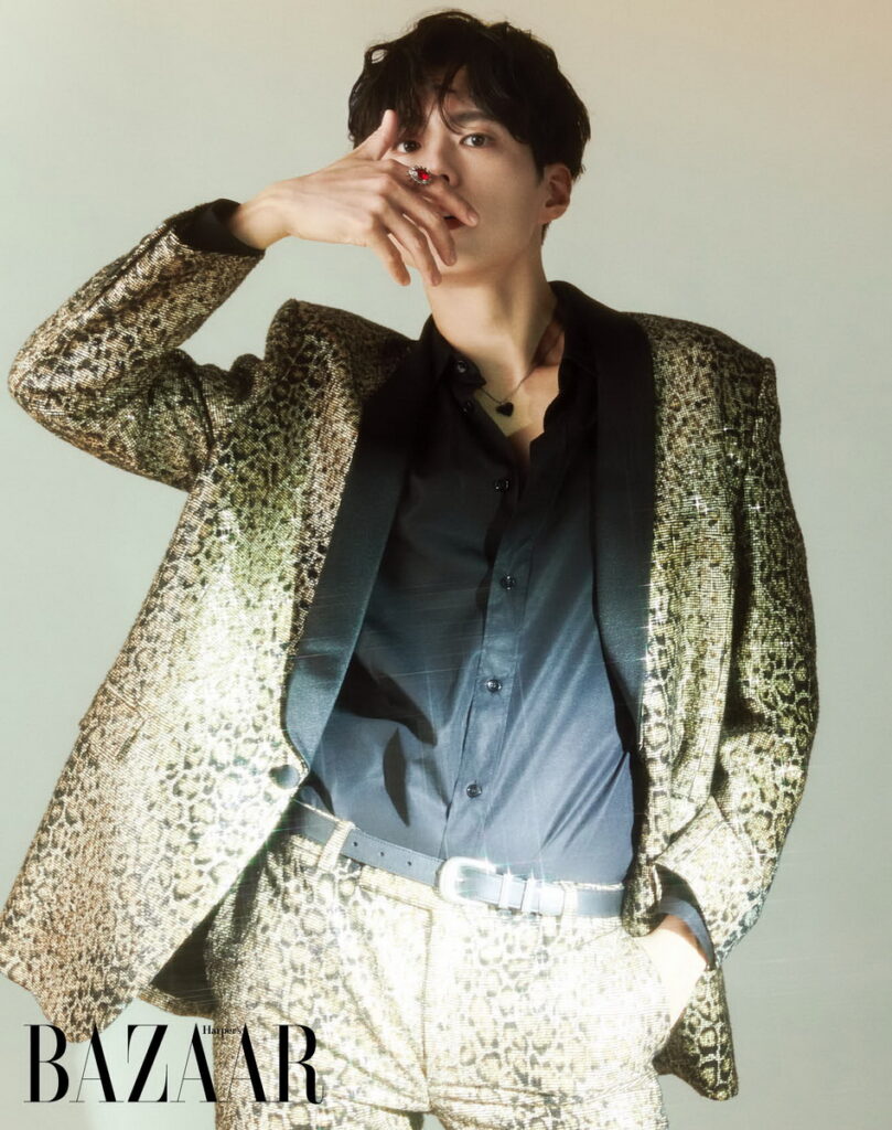 襯衫、外套、褲、腰帶、戒指、項鍊,Celine Homme by Hedi Slimane。(照片轉載自「《Harper’s BAZAAR》國際中文版」)