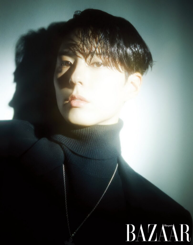 上衣、大衣、項鍊,Celine Homme by Hedi Slimane。(照片轉載自「《Harper’s BAZAAR》國際中文版」)