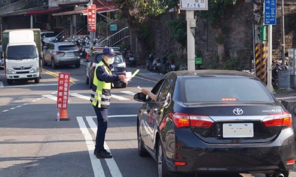 士林分局維護花季期間交通順暢,讓賞花遊客用路安全順暢