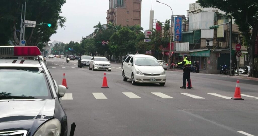 士林分局維護花季期間交通順暢,讓賞花遊客用路安全順暢